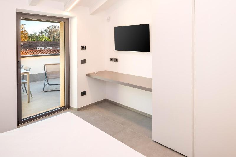 Blumen Apartment - image 11