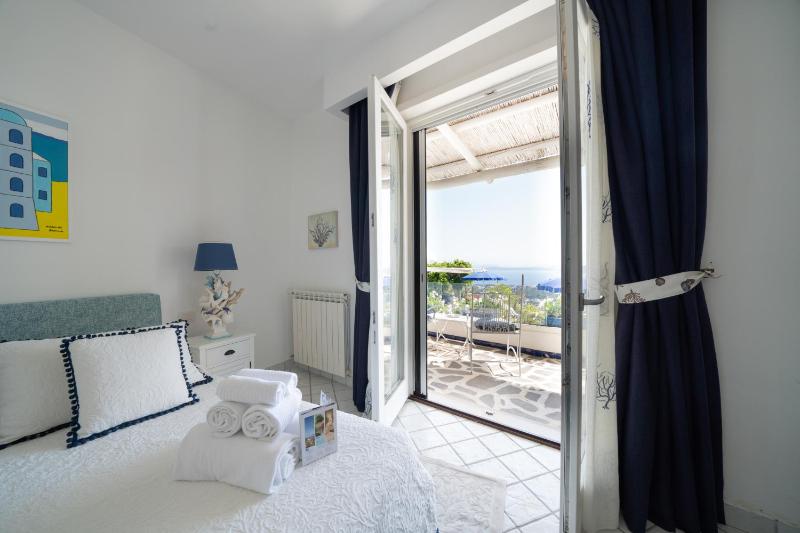 Double Room with Sea View image 4