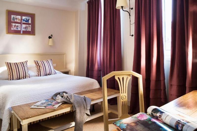 Standard Double or Twin Room with Street View image 3