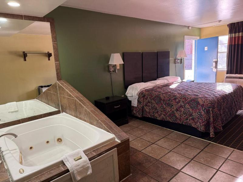 King Room with Spa Bath Smoking image 4