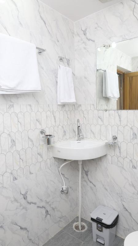 Exquisite house with 3 Pvt Bathrooms - 10 min walk from Assi Ghat - image 13