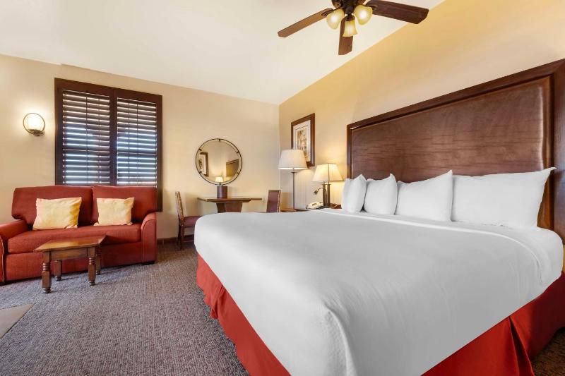 Best Western Plus Hacienda Suites-Old Town - image 4