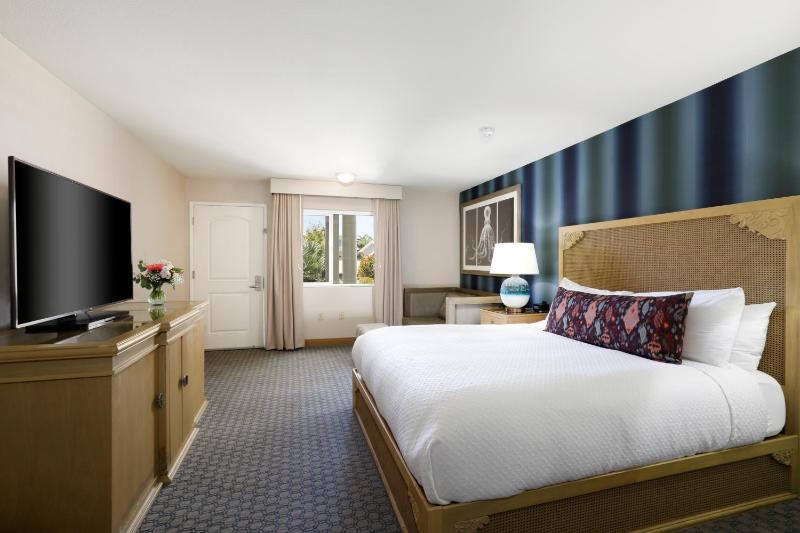 Standard King Room image 2