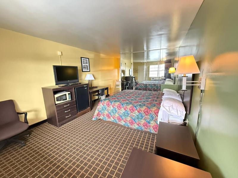 Standard King Room Non-Smoking image 2