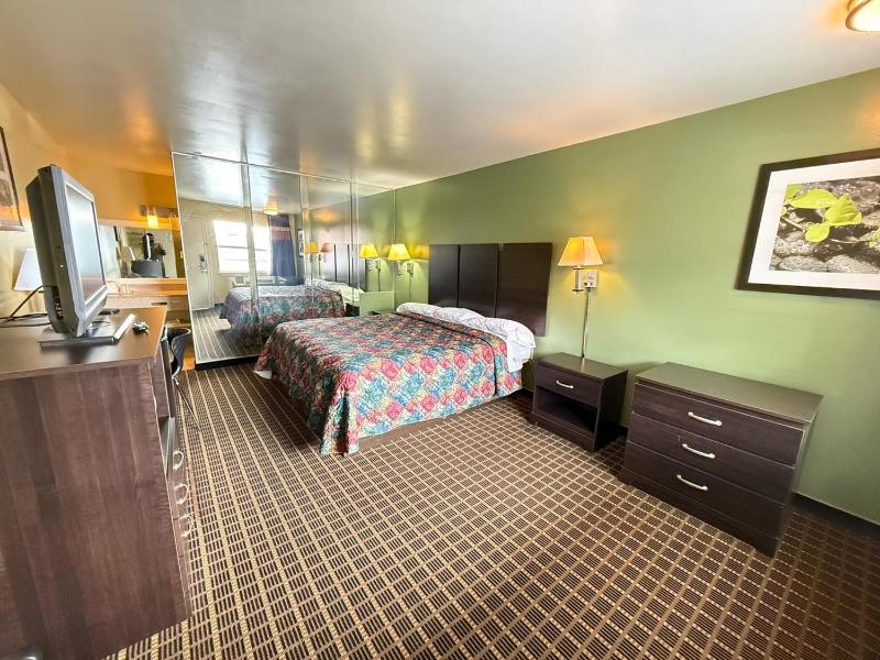 Standard King Room Non-Smoking image 3