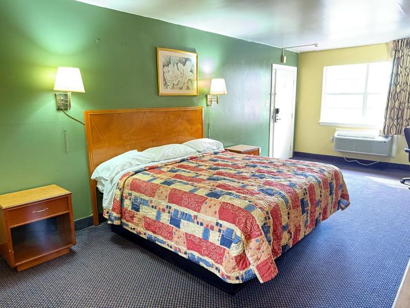 Standard King Room Smoking image 3