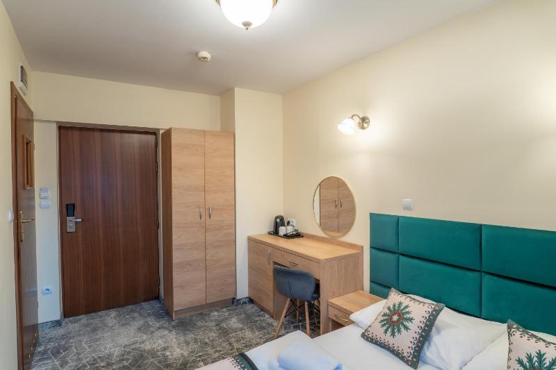 Economy Double Room image 3