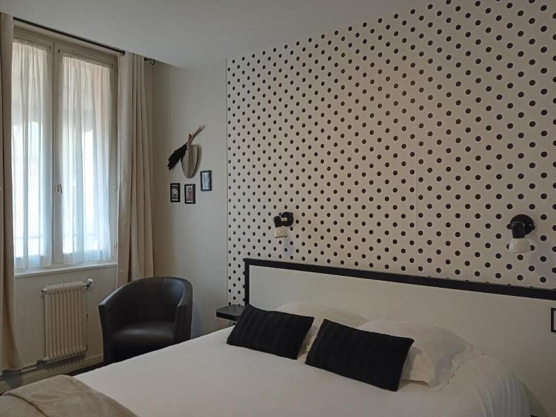 Superior Double Room with Partial Sea View image 4