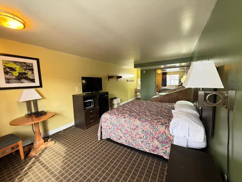 King Room with Spa Bath Smoking image 3