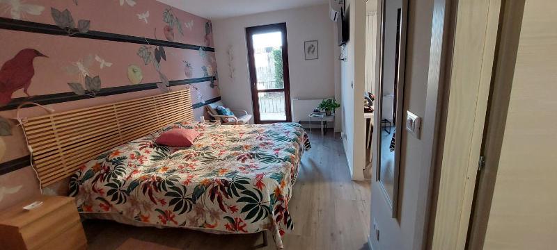 Deluxe One-Bedroom Apartment with Garden View image 4