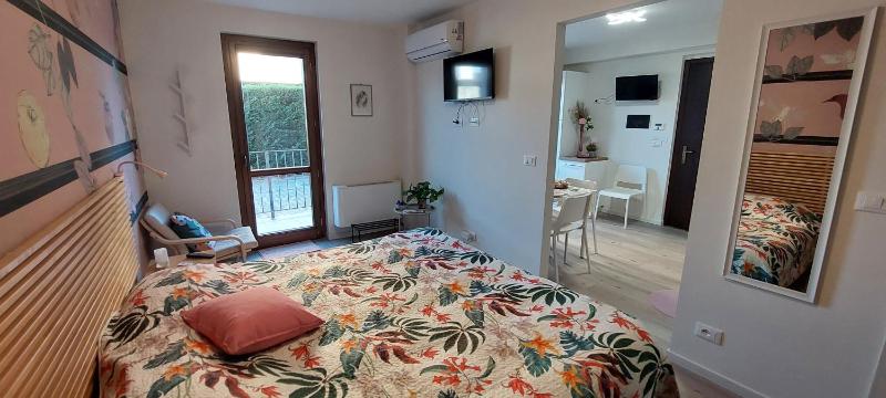 Deluxe One-Bedroom Apartment with Garden View image 2