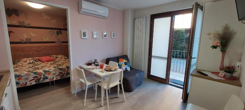 Deluxe One-Bedroom Apartment with Garden View image 1