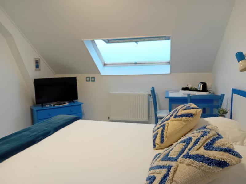 Superior Double Room with Partial Sea View image 3