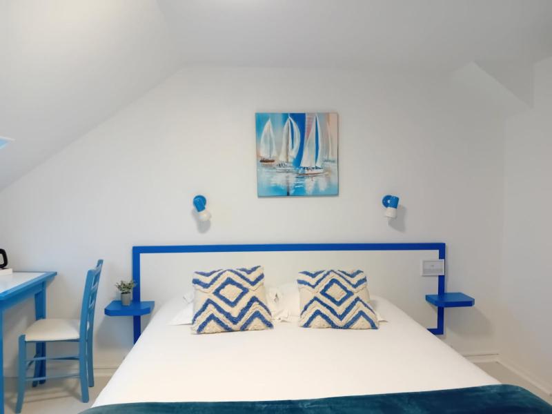 Superior Double Room with Partial Sea View image 2