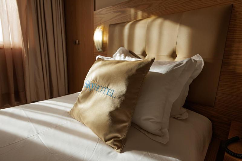 Sky Hotel Tirana - image 8