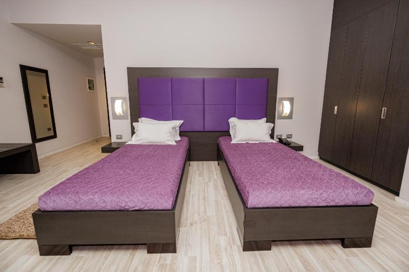 Twin Room image 4