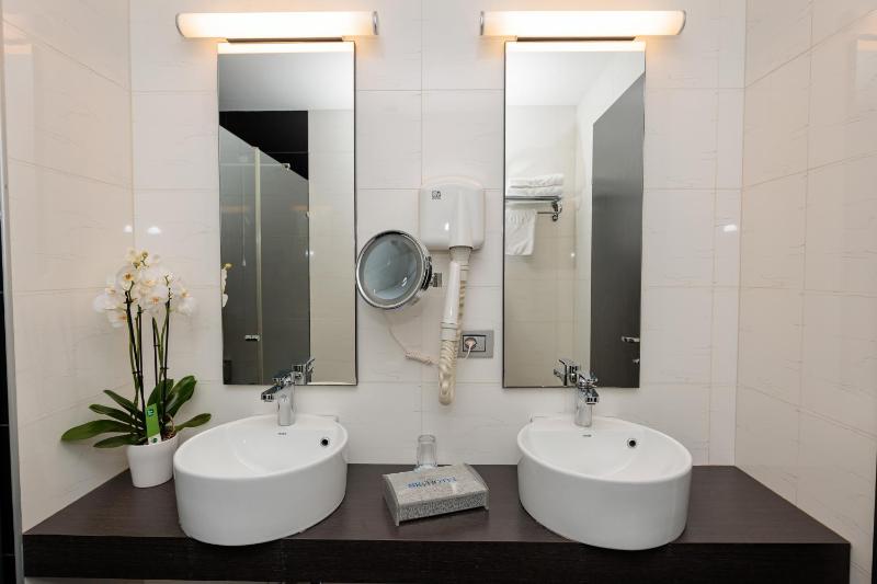 Sky Hotel Tirana - image 9