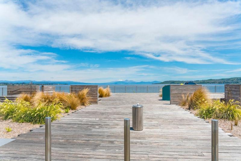 Lake pool and Taupo town - image 16