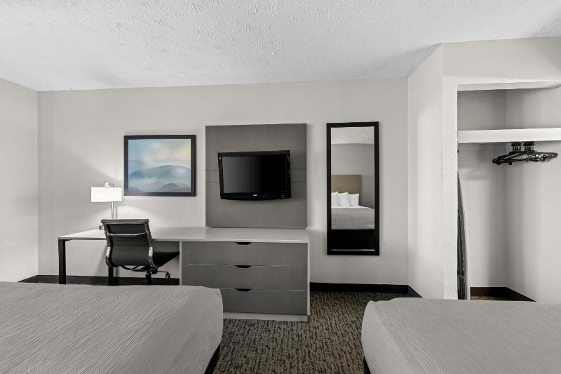 Queen Room with Two Queen Beds - Non-Smoking image 3