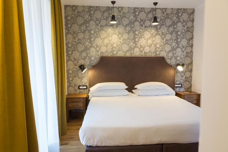 Double or Twin Room with Balcony image 4