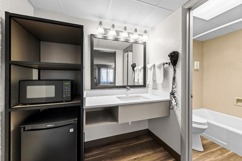 Queen Room with Two Queen Beds - Non-Smoking image 2