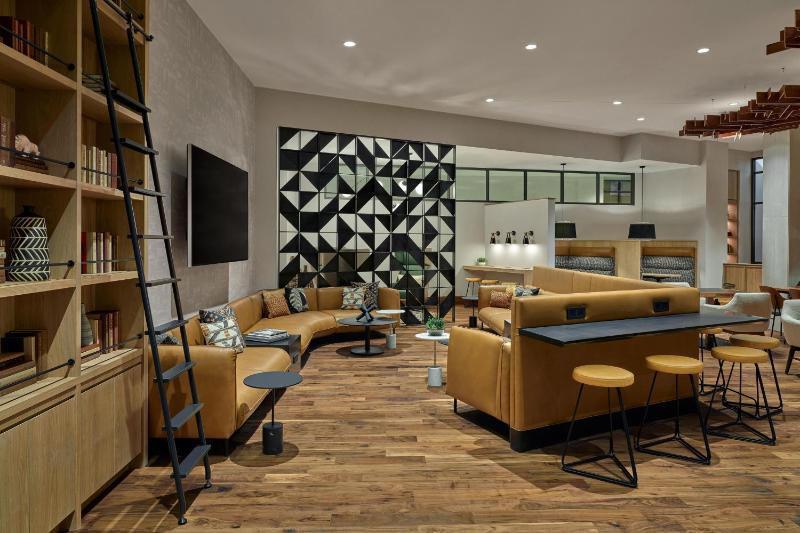 Concierge level, Guest room, 1 King image 2