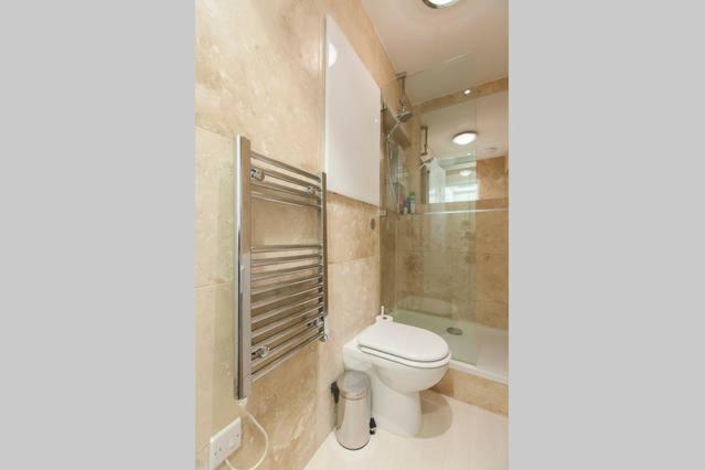 Deluxe Studio image 2