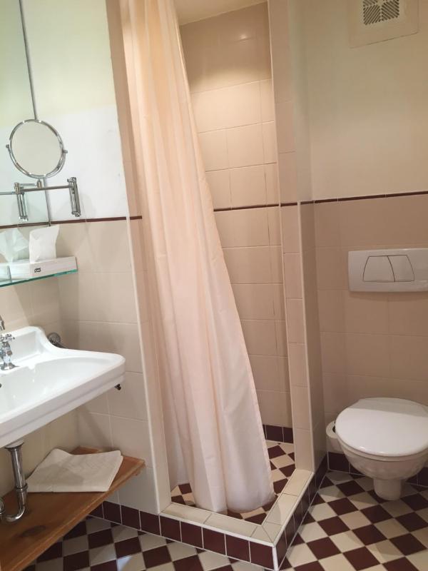 Basic Double Room image 4