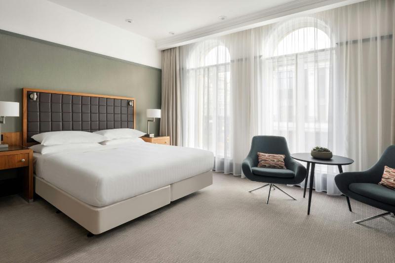 Executive King Room, Executive Lounge Access image 4