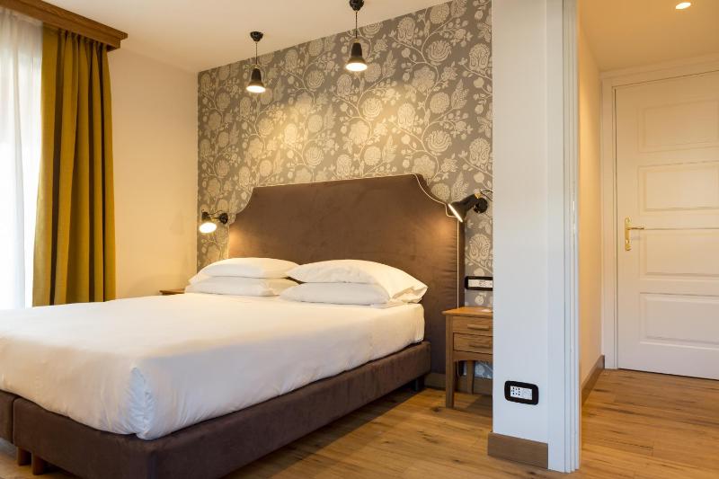 Double or Twin Room with Balcony image 2