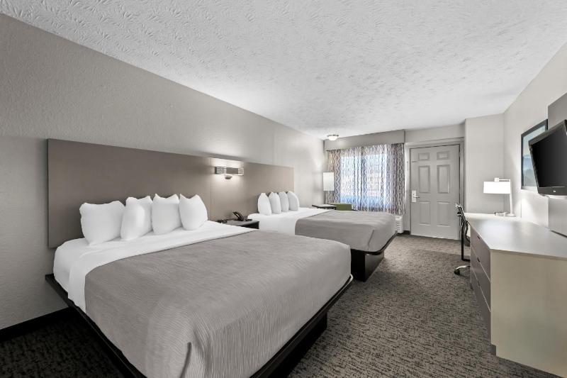 Queen Room with Two Queen Beds - Non-Smoking image 4