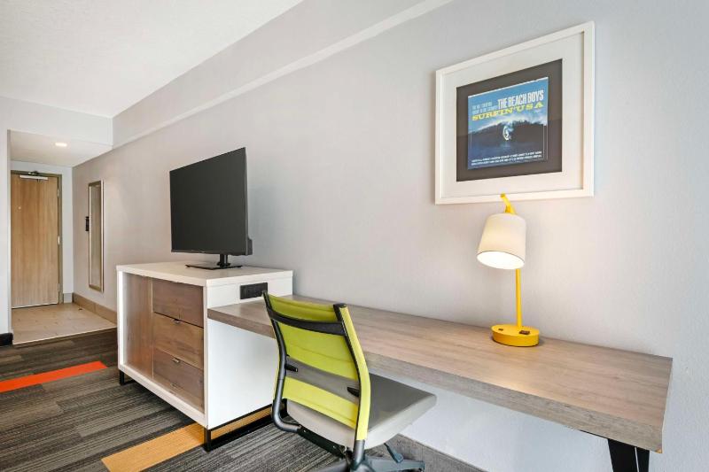 Queen Room with Two Queen Beds - City View image 3