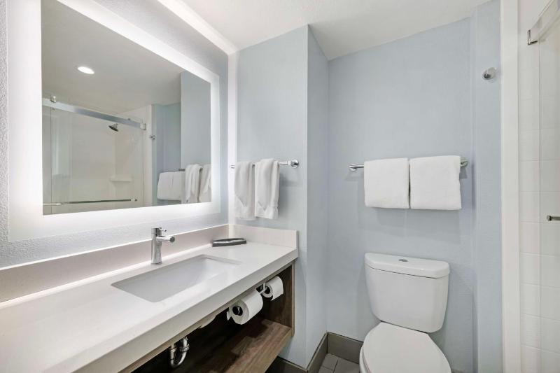 Queen Room with Two Queen Beds - City View image 2