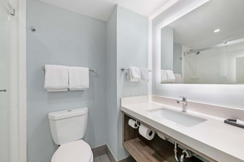 Queen Room with Two Queen Beds - Ocean Front image 2
