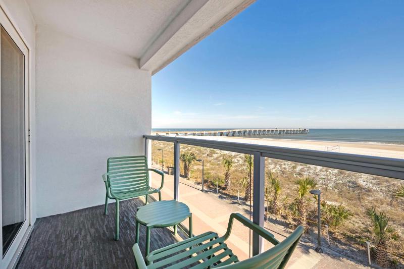 Queen Room with Two Queen Beds - Ocean Front image 4