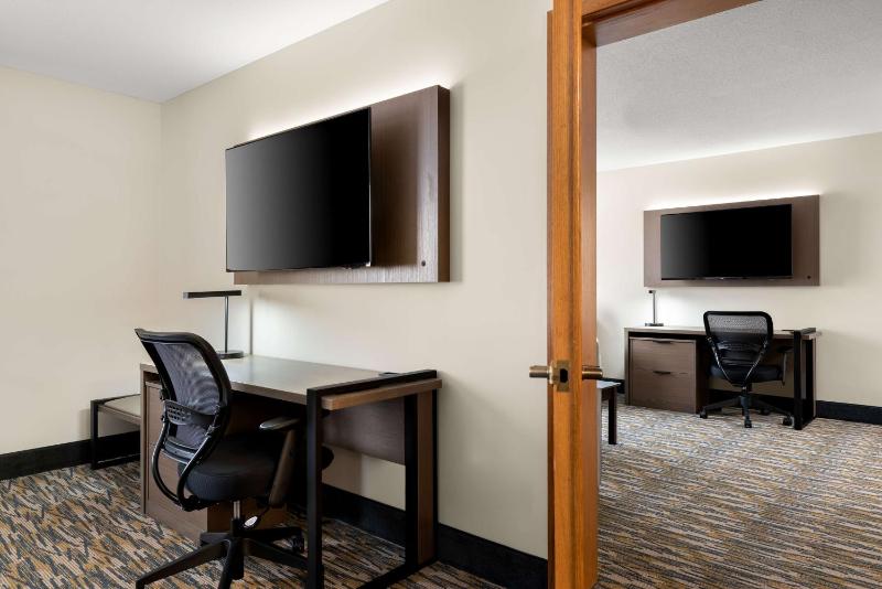 Two-Room King Suite with One King Bed and Sofa Bed - Non-Smoking image 4