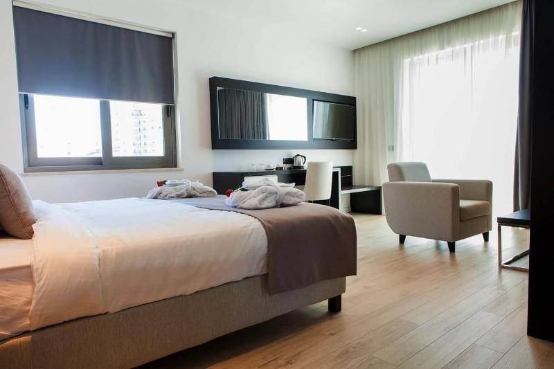 Deluxe Suite with Sea View image 3