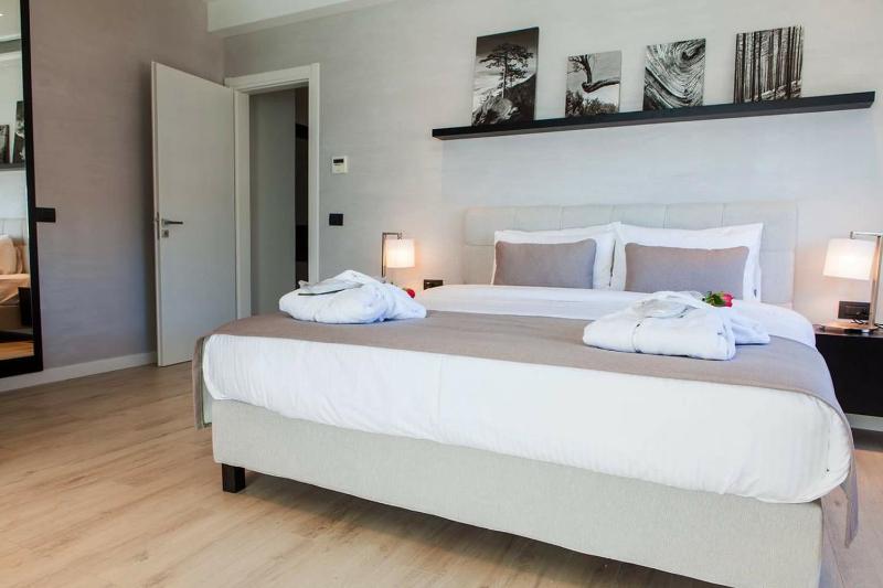 Deluxe Suite with Sea View image 4