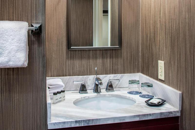 Deluxe Double Room with Two Queen Beds with Club Access image 4
