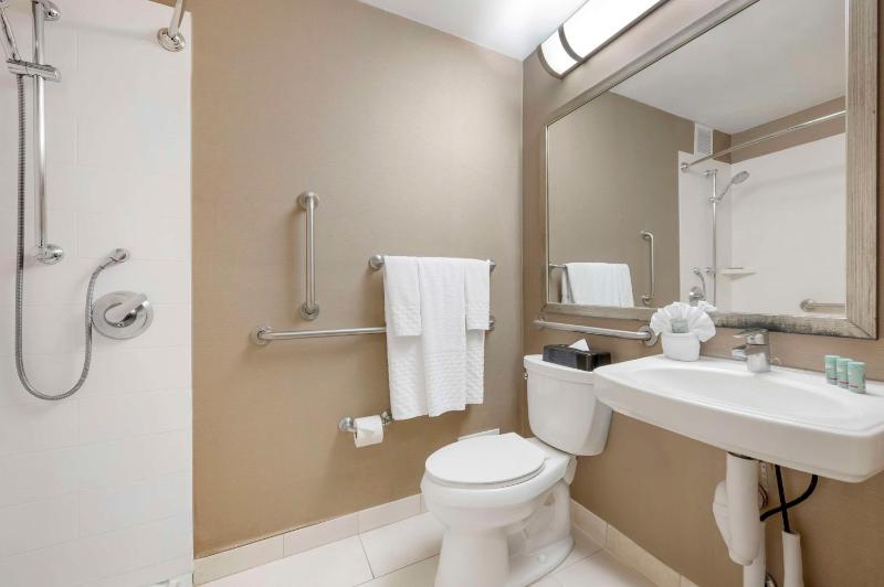 Queen Room with Roll-In Shower - Disability Access/Non-Smoking image 2