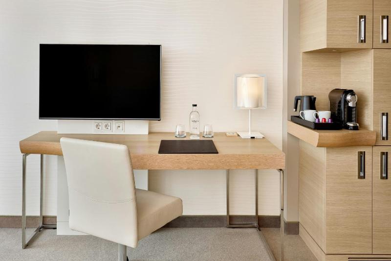 Classic Elbphilharmonie, Guest room, 1 King, Atrium view image 3