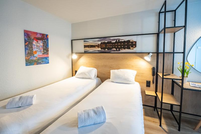 Standard Twin Room image 4