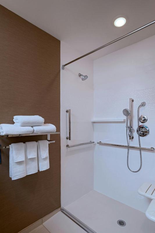 Guest Room, 1 King image 2