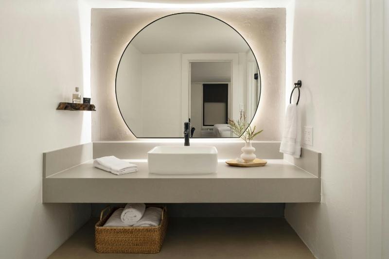 King Room with View - Mid Floor image 3