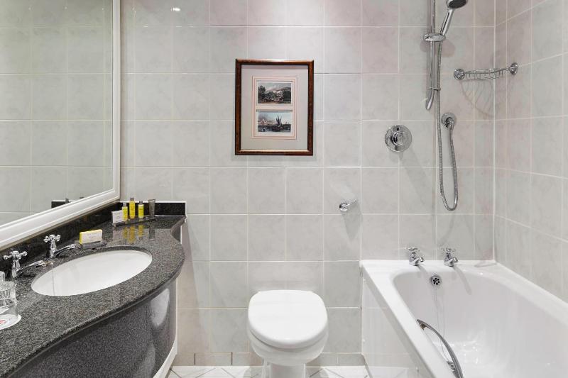 Superior King Room with River View image 3