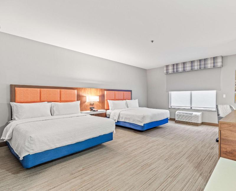 Queen Room with Two Queen Beds image 3