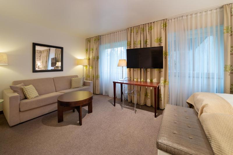 Superior Twin Room image 3