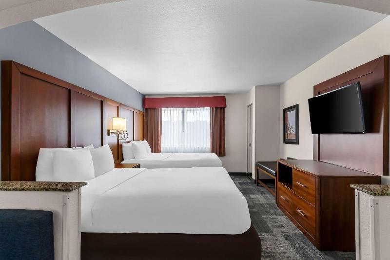 Queen Suite with Two Queen Beds - Non-Smoking image 3