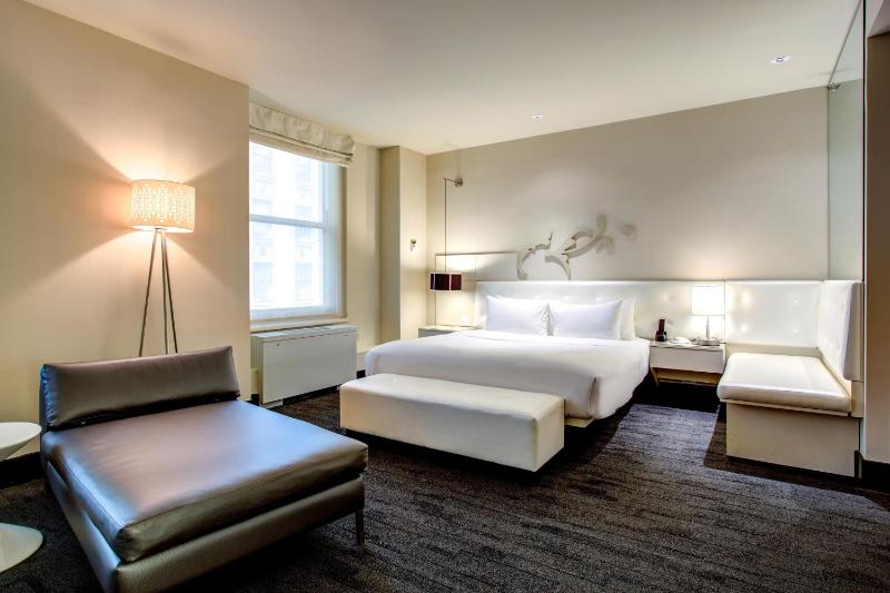 Deluxe King Room image 3