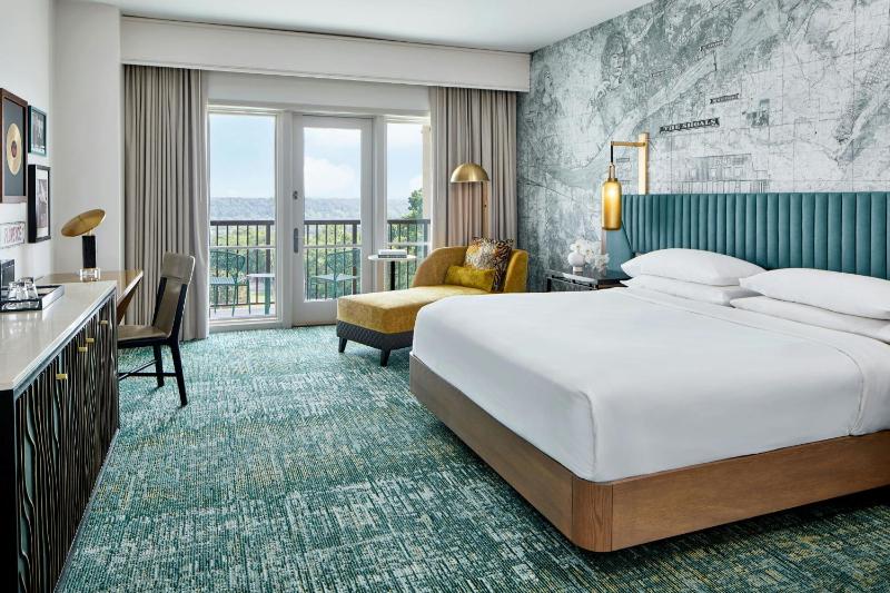 King Room with Balcony and Pool View image 1